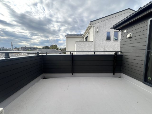 全室６帖超え！開けた眺望に気分も上々⤴旭区川井本町 新築戸建のバルコニー|外からの目が気にならないバルコニーで洗濯物が干せます