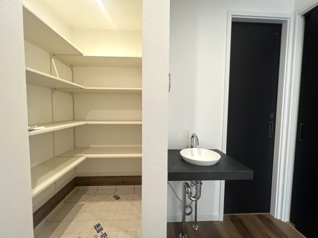 全室６帖超え！開けた眺望に気分も上々⤴旭区川井本町 新築戸建の収納|玄関横には手洗いが可能