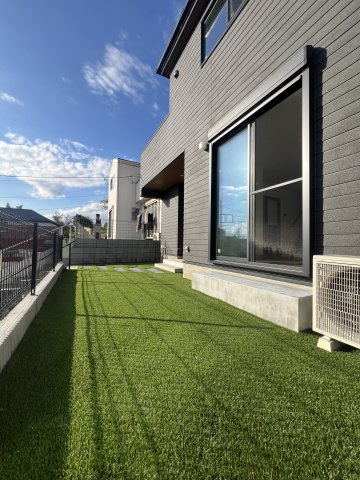 全室６帖超え！開けた眺望に気分も上々⤴旭区川井本町 新築戸建の庭|簡単な家庭菜園も楽しめるお庭です