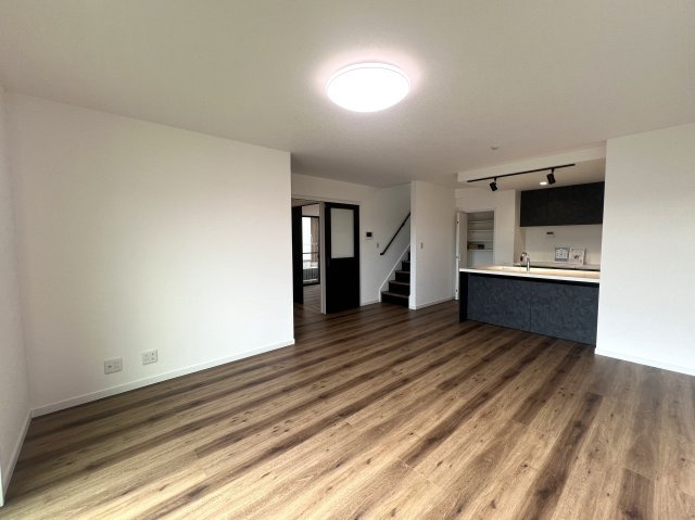 全室６帖超え！開けた眺望に気分も上々⤴旭区川井本町 新築戸建の居間・リビング|ゆったり過ごせる居間です