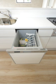 【キッチン】 | 【仲介手数料無料！！】八王子市長沼町　新築戸建て（全7棟）1号棟　3999万円 | 食器洗い乾燥機