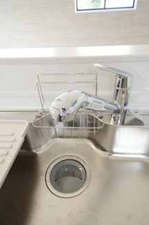 【キッチン】 | 【仲介手数料無料！！】八王子市長沼町　新築戸建て（全7棟）1号棟　3999万円 | 浄水器内蔵水栓