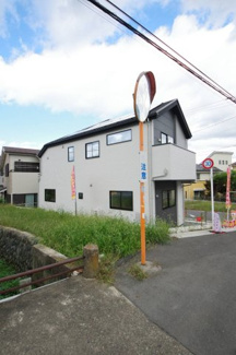 【前面道路含む現地写真】 | 【仲介手数料無料！！】八王子市長沼町　新築戸建て（全7棟）1号棟　3999万円