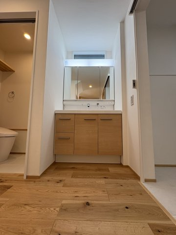 Green Life in 鎌倉梶原 – 光と庭の家の独立洗面台