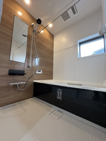 Green Life in 鎌倉梶原 – 光と庭の家の浴室