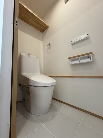 Green Life in 鎌倉梶原 – 光と庭の家のトイレ