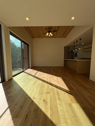 Green Life in 鎌倉梶原 – 光と庭の家の居間・リビング