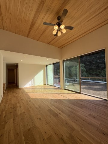 Green Life in 鎌倉梶原 – 光と庭の家の居間・リビング