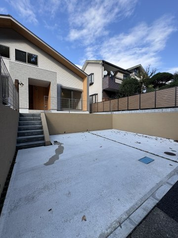 Green Life in 鎌倉梶原 – 光と庭の家の駐車場