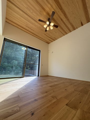 Green Life in 鎌倉梶原 – 光と庭の家の居間・リビング