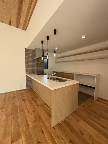 Green Life in 鎌倉梶原 – 光と庭の家のキッチン