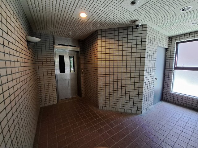 フロイデ里中のエントランス