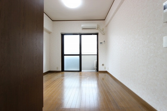 信和ビルの居間・リビング