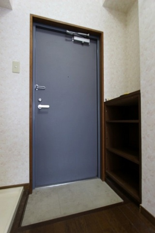 信和ビルの玄関