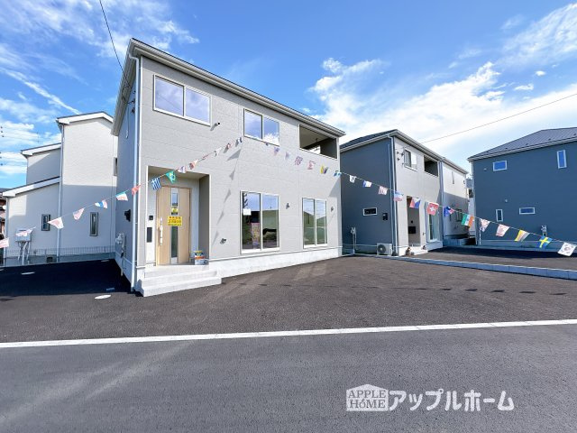 【新築戸建】日高市原宿第20 全9棟の前面道路含む現地写真|駐車場は並列駐車３台分☆来客時も安心です♪セカンドカー用にもお使いいただけます。