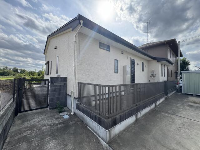 川越市大字萱沼の中古一戸建の外観|66坪以上の広い敷地に建つ平屋建て。
駐車スペース2台可能。
周辺は見晴らしのよい開放的な立地です。
資料請求やご見学などお気軽にお問い合わせください。