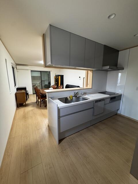 川越市大字萱沼の中古一戸建のキッチン|料理をしながらご家族と会話を楽しめる対面キッチン♪
キッチンに隣接して大容量のパントリーがあり食品の備蓄やキッチン用品の収納などに便利です。