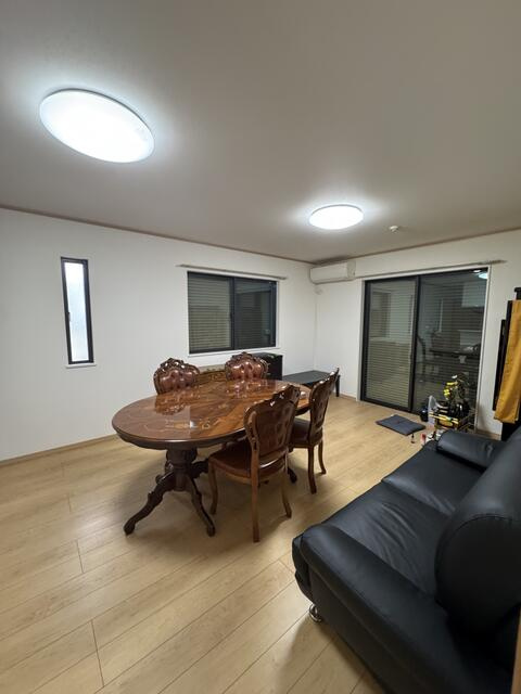 川越市大字萱沼の中古一戸建の居間・リビング|南側と東側からの採光があり、明るい16帖のリビングです。