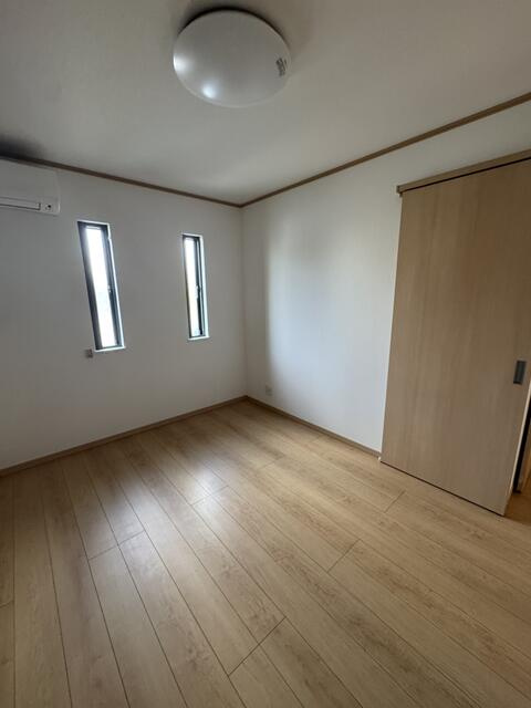 川越市大字萱沼の中古一戸建の洋室|大きなウォークインクローゼットのある6帖の洋室です。収納たっぷりで住空間を広く使えます。