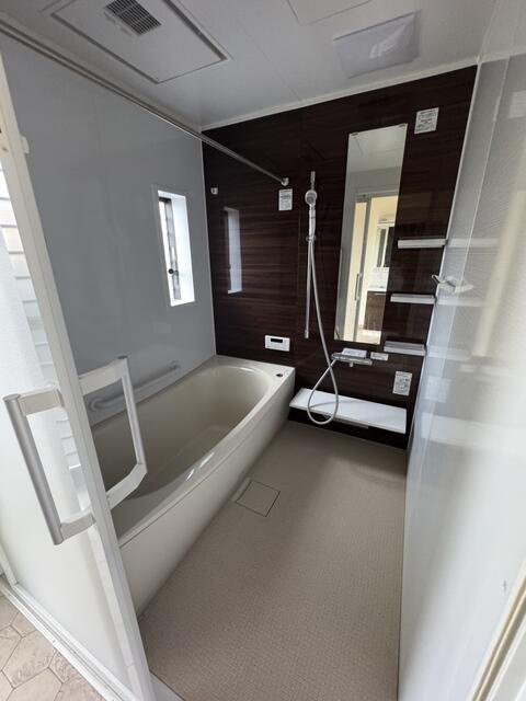 川越市大字萱沼の中古一戸建の浴室|1坪タイプのゆったりとした浴室です。