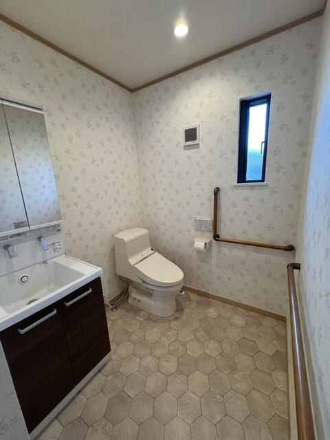 川越市大字萱沼の中古一戸建のトイレ|洗面台も兼ね備えた広いトイレです。