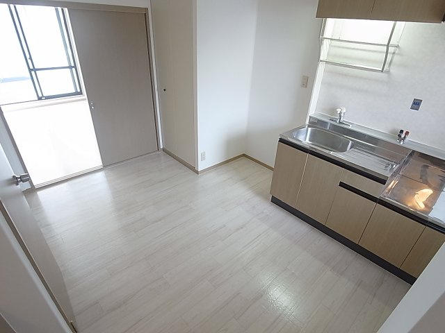 ビーラインミフネ1号館の居間・リビング|綺麗なダイニングキッチン