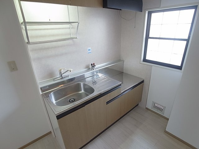 ビーラインミフネ1号館のキッチン|ガスコンロ置き型キッチンに窓付です