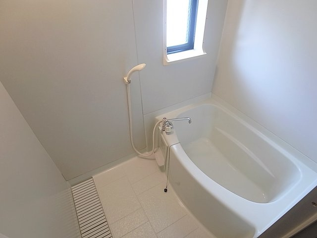 ビーラインミフネ1号館の浴室|小窓付きのバスルーム