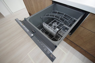 【キッチン】 | 【仲介手数料無料！！】八王子市長沼町　新築戸建て（全7棟）2号棟　4599万円 | 食器洗い乾燥機