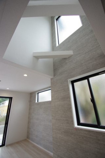 【居間・リビング】 | 【仲介手数料無料！！】八王子市長沼町　新築戸建て（全7棟）2号棟　4599万円 | 吹き抜け