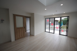 【居間・リビング】 | 【仲介手数料無料！！】八王子市長沼町　新築戸建て（全7棟）2号棟　4599万円