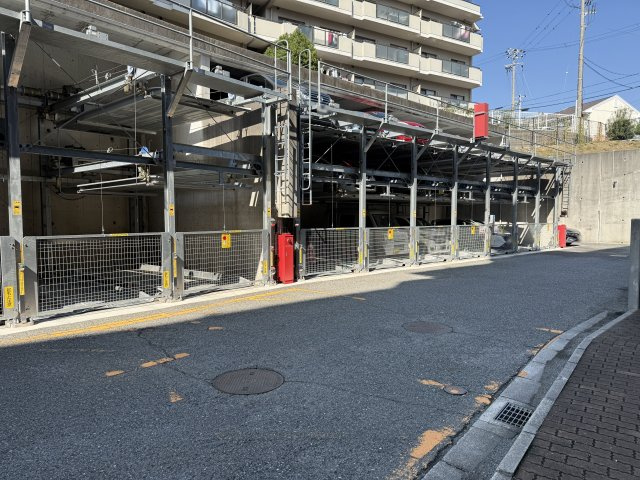 東急ドエルアルス明石朝霧台の駐車場