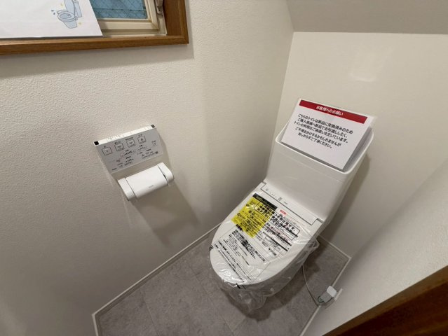 元郷2丁目のトイレ|1階、2階にトイレがあります。ウォシュレット機能もあるので、快適にお使いいただけます♪