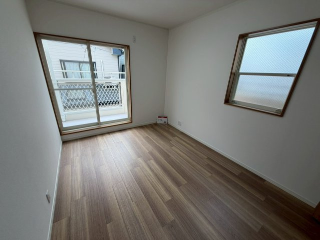 元郷2丁目の洋室|窓から陽の光がしっかり入る明るいお部屋です♪