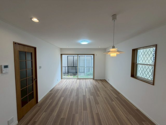 元郷2丁目の居間・リビング|柔らかな日差しが温かく包み込む、温もりに溢れた１６帖のリビング空間♪