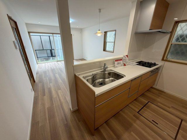 元郷2丁目のキッチン|キッチンでお料理を作る家族と楽しい会話がでるリビング♪