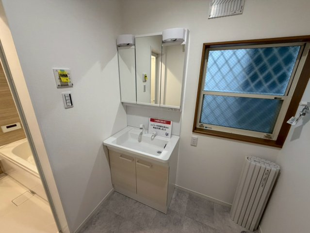 元郷2丁目の独立洗面台|三面鏡付シャンプードレッサー洗面台で朝の忙しい準備も楽々♪