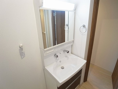 【洗面所】 | ウエストヒルズ西六甲 | 3面鏡のシャワー付きの独立洗面台