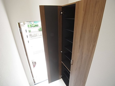 【玄関】 | ウエストヒルズ西六甲 | 鏡付き大型シューズＢＯＸ