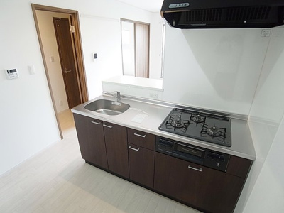 【キッチン】 | ウエストヒルズ西六甲 | システムキッチン。3口ガスコンログリル付き