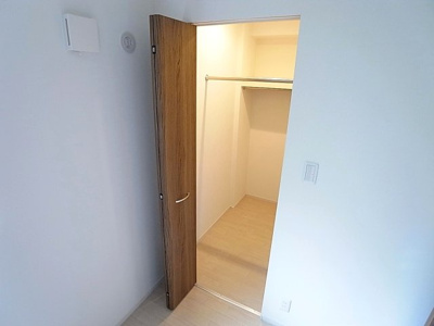 【収納】 | ウエストヒルズ西六甲 | 奥行タップリのウォークインクローゼット