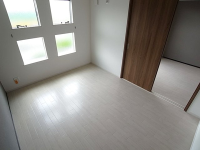 【洋室】 | ウエストヒルズ西六甲 | 洋室も一面お洒落なデザインクロス採用