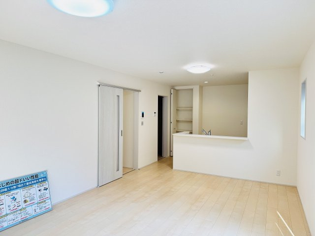 八王子市　元八王子町　新築一戸建て　２３期の居間・リビング|～17.75帖の明るいLDKで、家族団欒の時間をお過ごしいただけます～