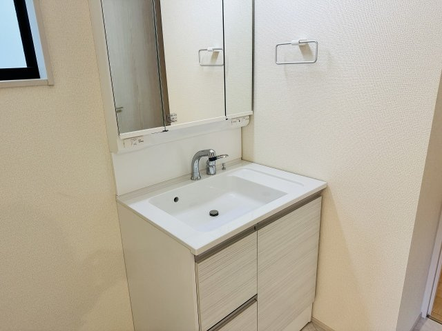 八王子市　元八王子町　新築一戸建て　２３期の独立洗面台|～３面鏡付きの独立洗面台　細々している物をスッキリ収納出来ます～