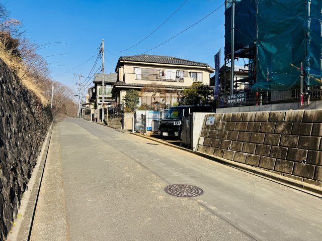 八王子市　元八王子町　新築一戸建て　２３期の前面道路含む現地写真|～南西側5ｍ道路に面しています～