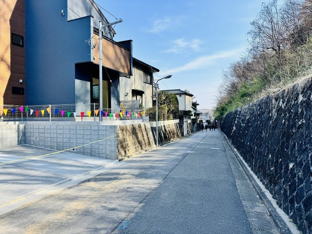 八王子市　元八王子町　新築一戸建て　２３期の前面道路含む現地写真|～南西側5ｍ道路に面しています～