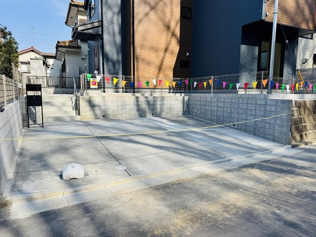 八王子市　元八王子町　新築一戸建て　２３期の駐車場|～並列3台駐車可能カースペース付き～