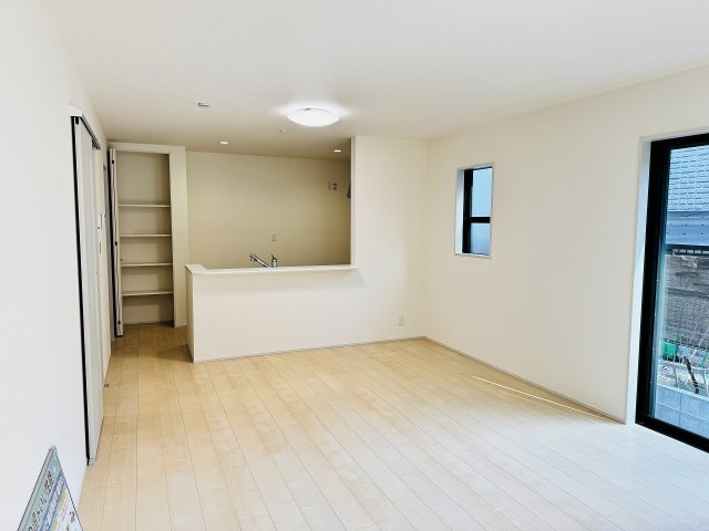 八王子市　元八王子町　新築一戸建て　２３期の居間・リビング|～17.75帖の明るいLDKで、家族団欒の時間をお過ごしいただけます～