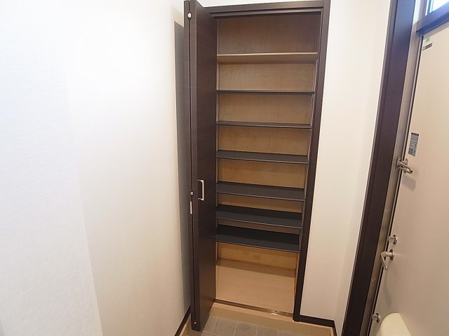 J・グランデ神戸谷上の玄関|玄関には大きなシューズＢＯＸございます