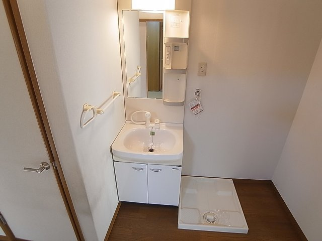 神戸市長田区宮川町６丁目の一戸建ての洗面所|シャワー付きの洗面台